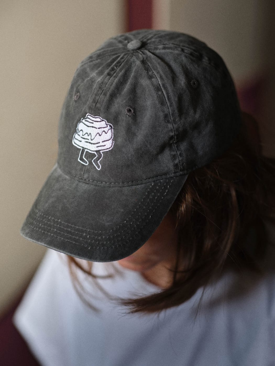 Zimtwirbel Cap mit gesticktem Zimtschnecken-Maskottchen, Merchandise aus dem Bäckerei Branding Projekt