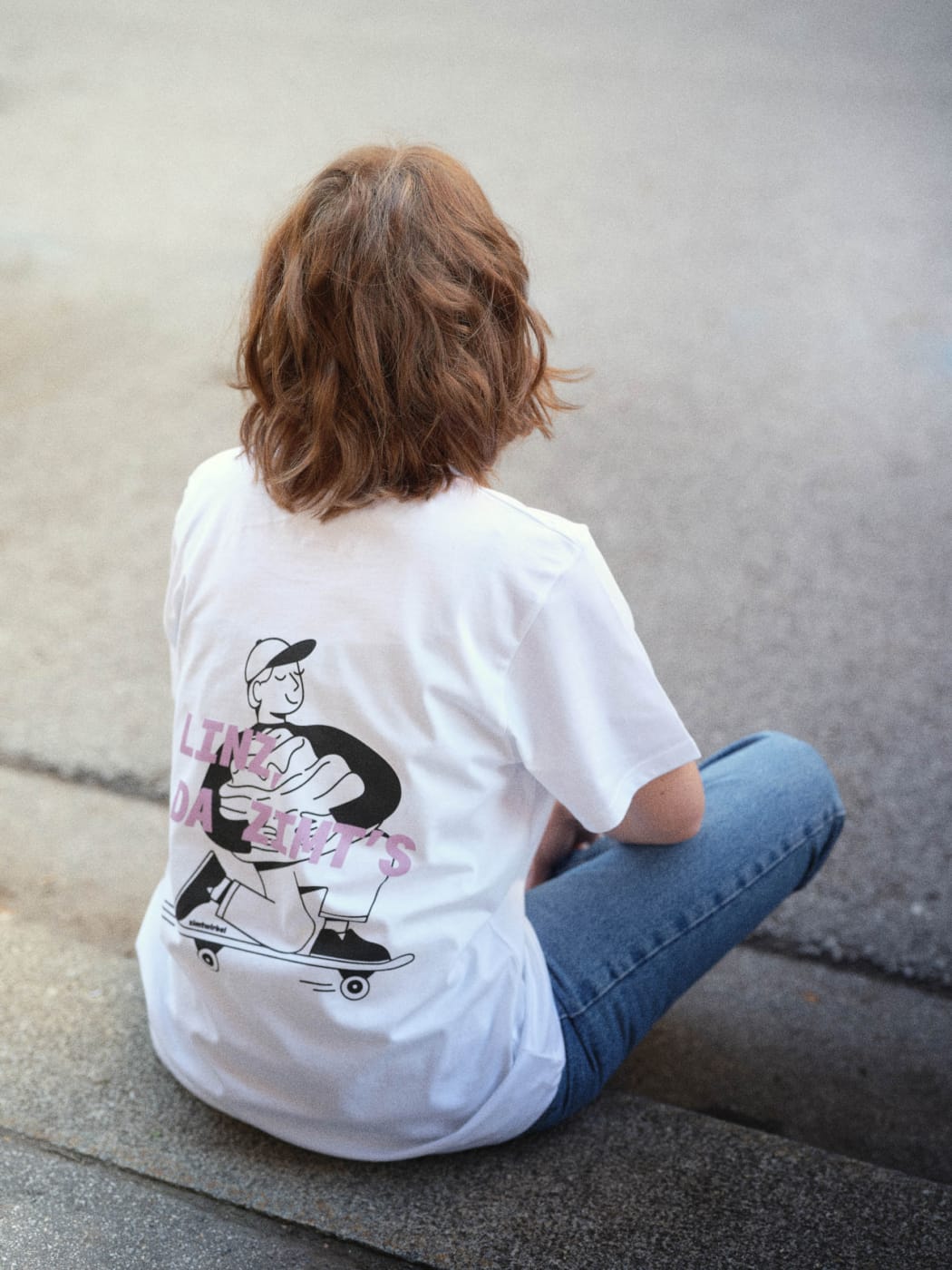Zimtwirbel T-Shirt mit Illustration und Aufdruck Linz da zimt's, Merchandise aus dem Bäckerei Branding Projekt