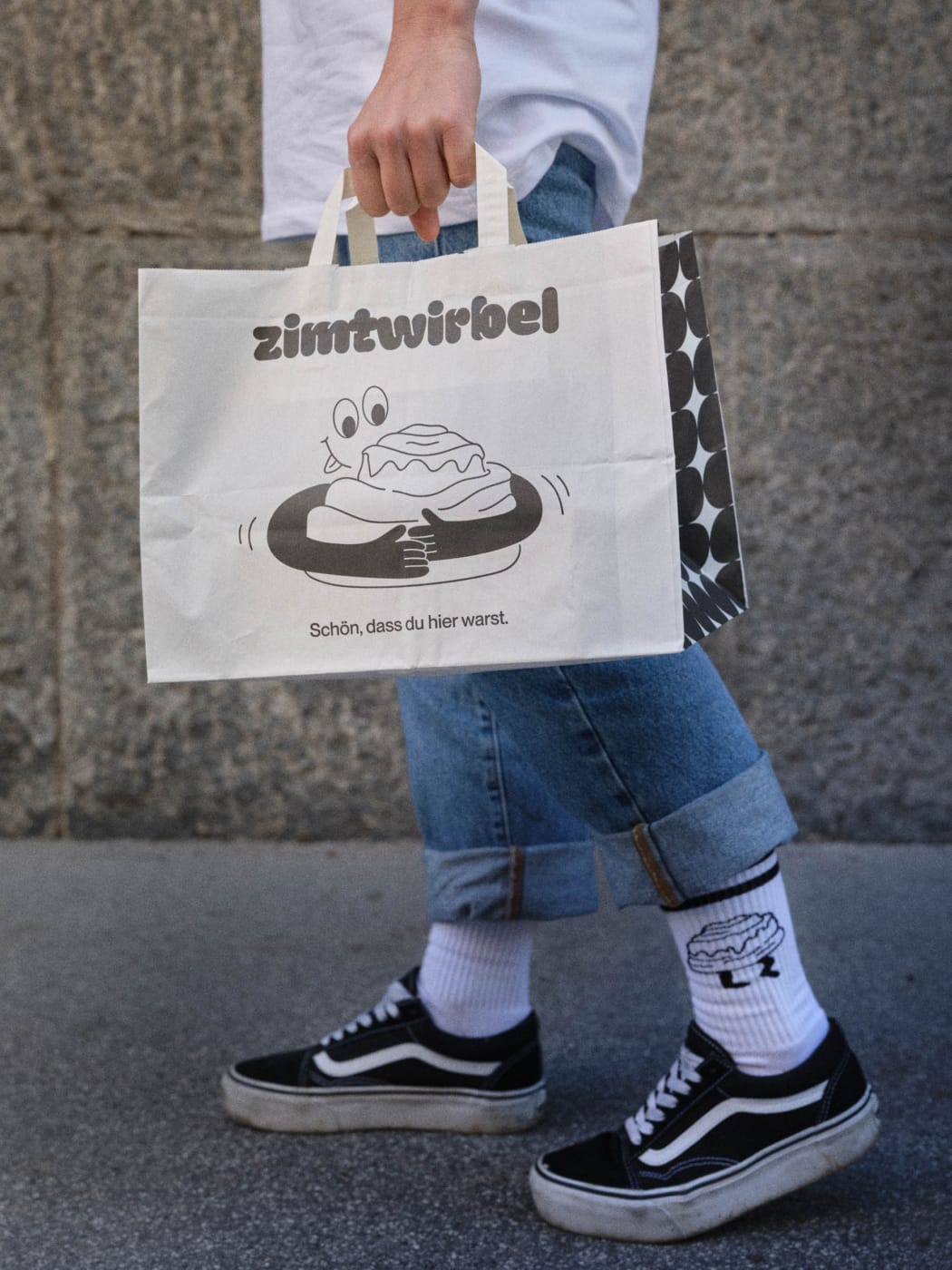 Papiertasche mit Bäckerei Branding für zimtwirbel Linz und illustriertem Maskottchen