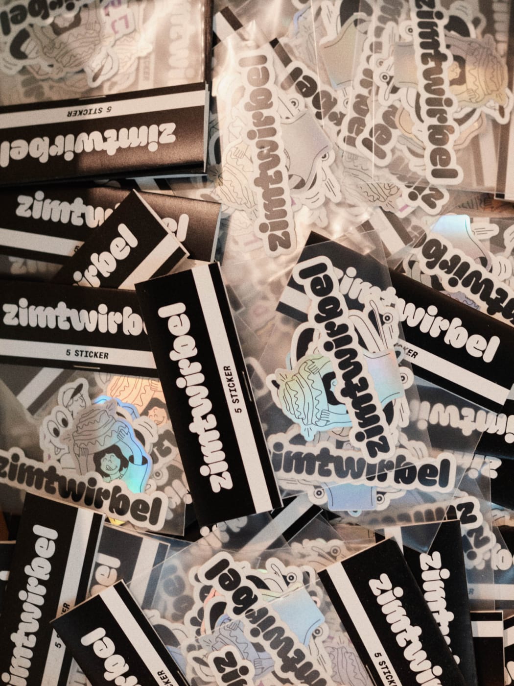 Zimtwirbel Merchandise: Sticker-Pakete und holografische Aufkleber als Teil des Bäckerei Brandings