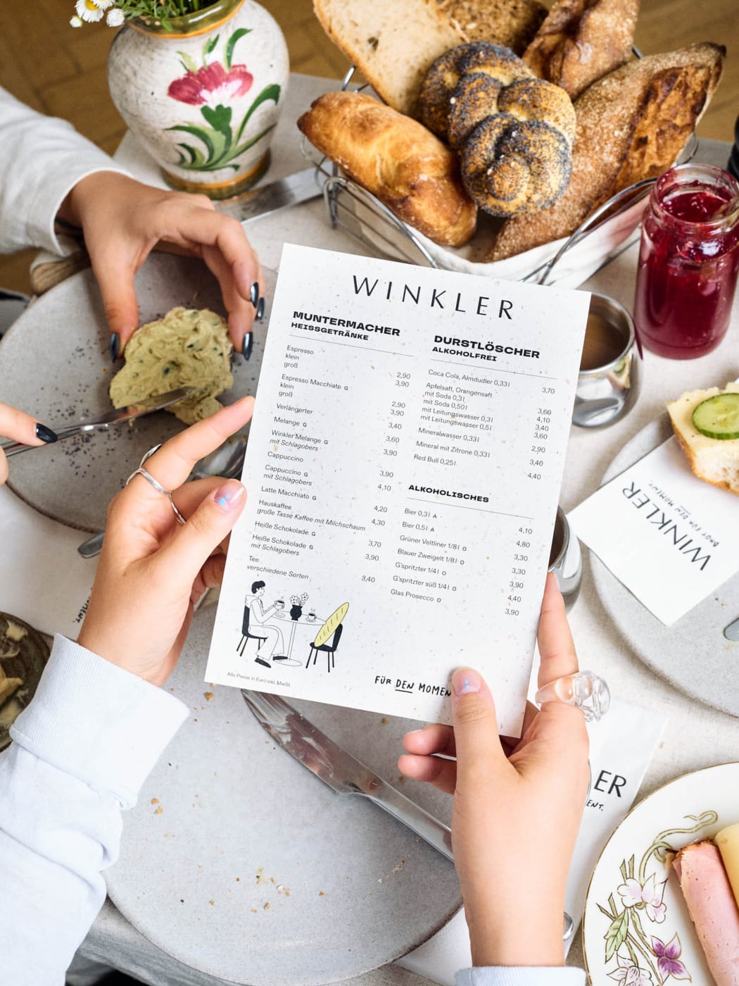 Bäckerei Branding für die Bäckerei Winkler mit individuell gestaltetem Speisekarten-Design und handgezeichneten Illustrationen im Café-Ambiente