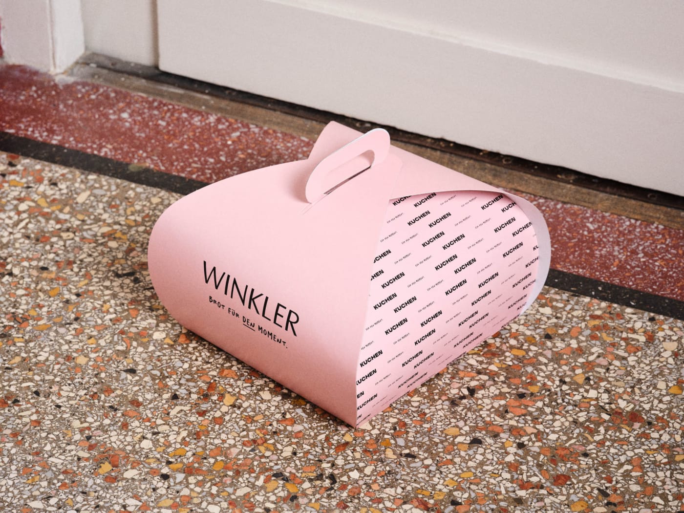 Packaging Design für das Projekt Bäckerei Rebranding für Bäckerei Winkler mit rosa Kuchenschachtel