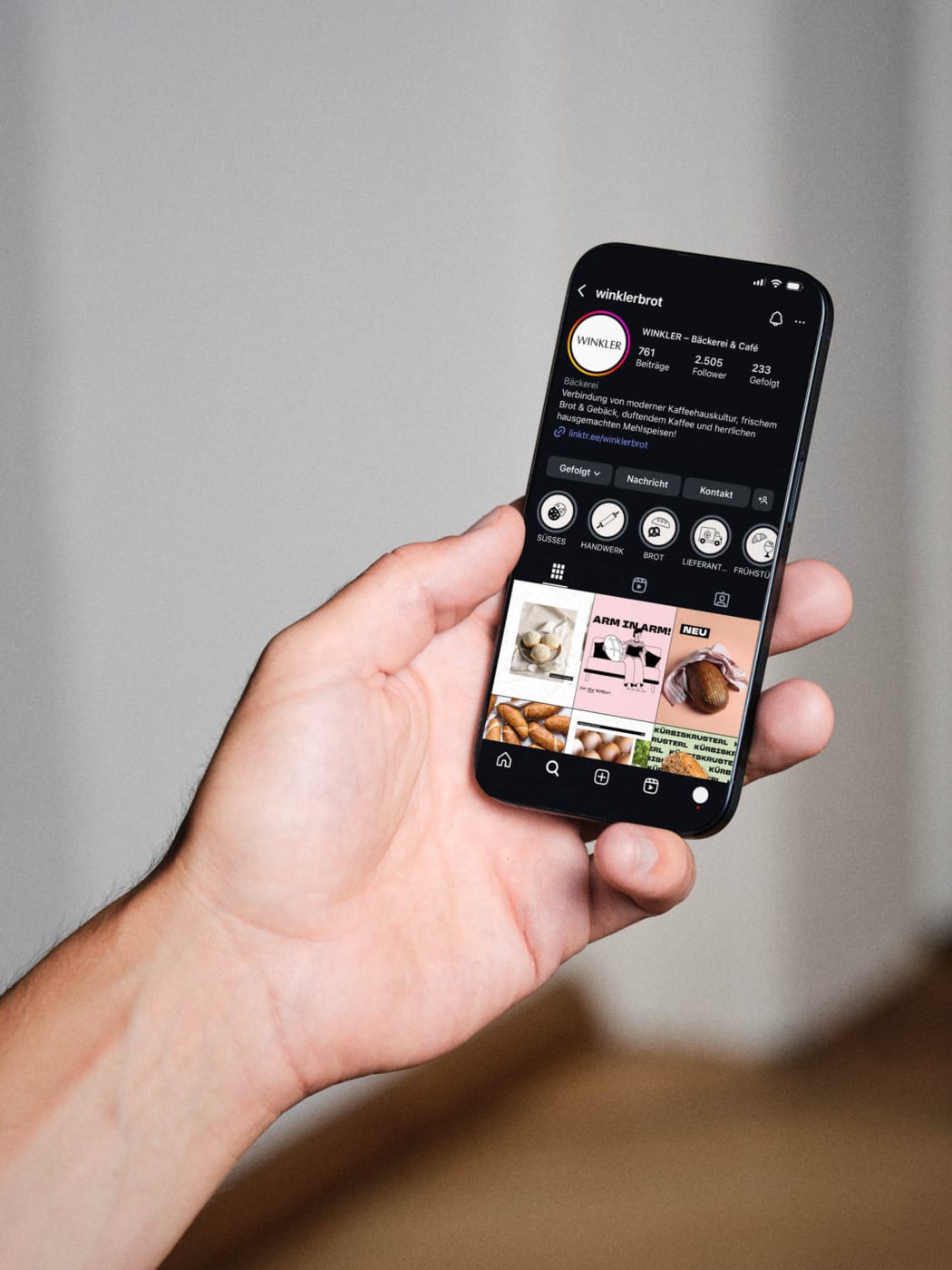 Smartphone-Mockup für das Bäckerei Social Media Profil